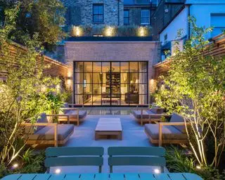 patio jardín con muebles e iluminación.