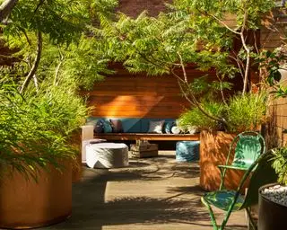 una zona de estar en el patio trasero en una terraza inferior