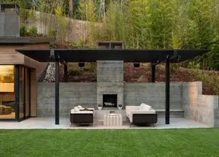 Ideas para un patio trasero inclinado