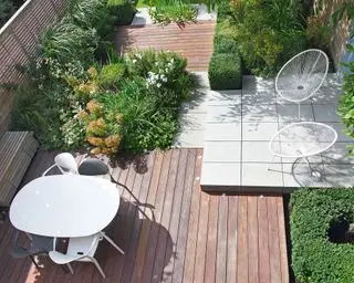 Design af en haveterrasse i et elegant, moderne design med kvadrater af terrasser og stenterrasse, der overlapper hinanden.