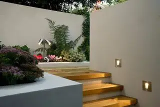Lichter beleuchten die Stufen zu einer Terrasse