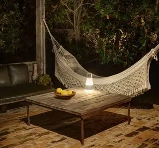 Backsteinterrasse mit Hängematte und Außenlampe auf dem Tisch