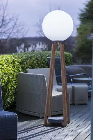 Holzdeck mit Sesseln und Stehlampe im Freien