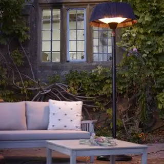 Terrasse mit Bank und Couchtisch und Heizung