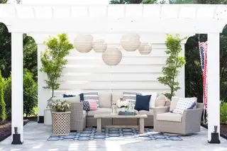 Überdachte Terrassendekoration für den vierten Juli