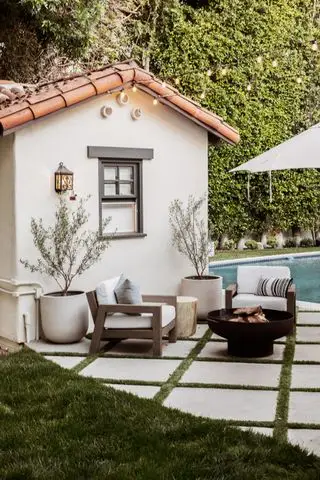 Kleiner Sitzbereich auf einer Poolterrasse