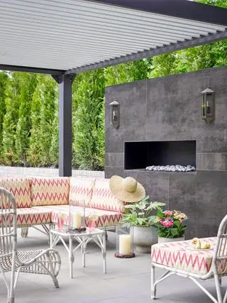 Terrasse mit Wandleuchten an der Wand