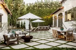 Luxuriöser Pool-Terrassenbereich mit Sitzgelegenheiten und weißen Sonnenschirmen