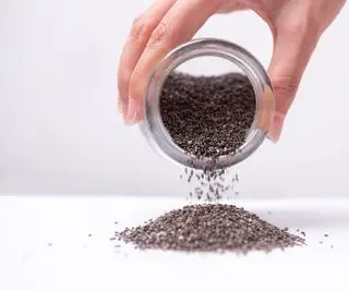 Chia semínka nalévání ze sklenice