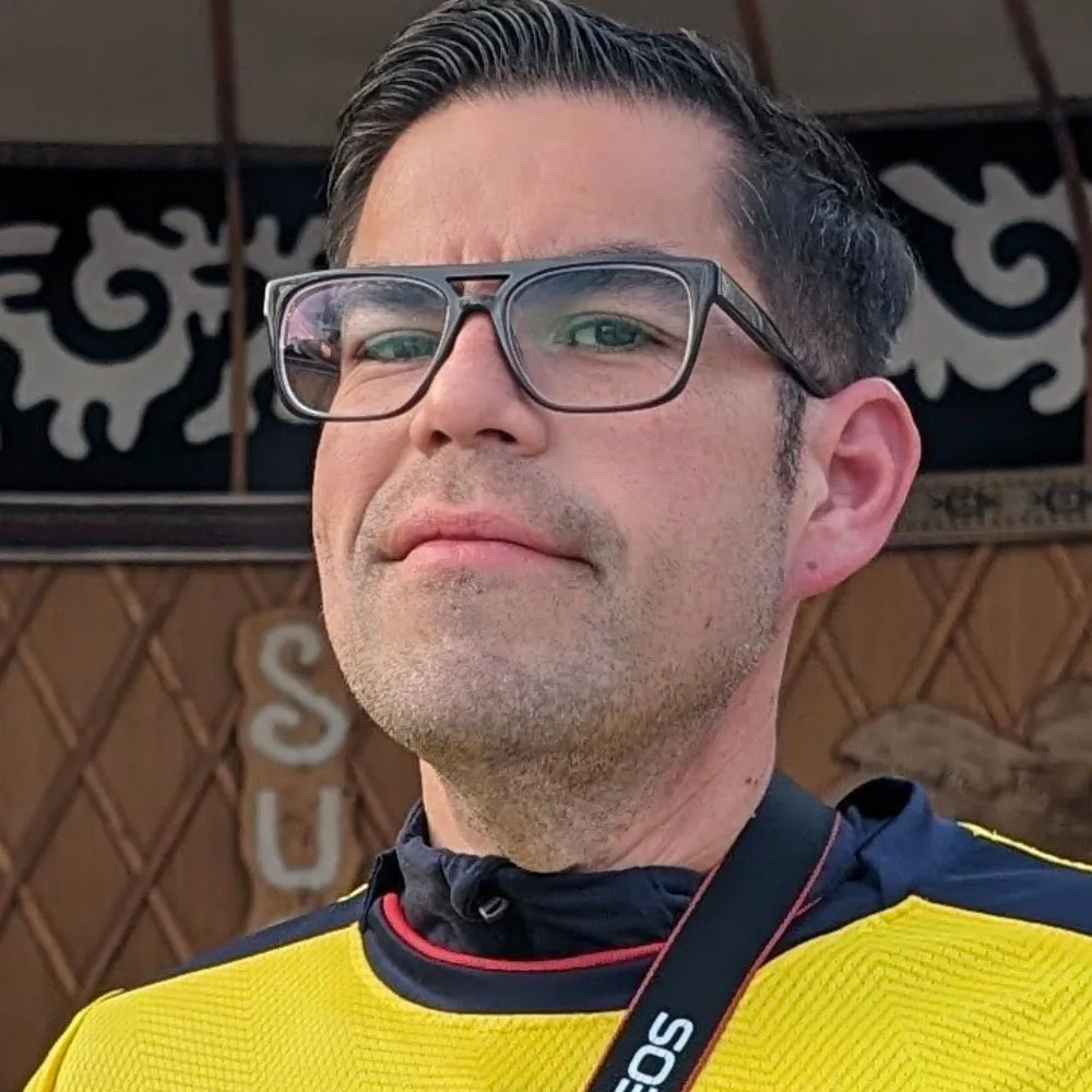 Coup de tête d'Adrian Aviles' loading='lazy' title=