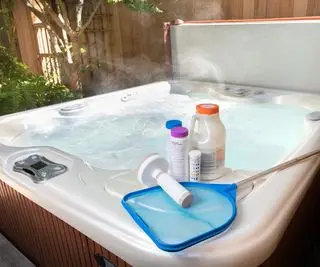limpando uma banheira de hidromassagem com produtos químicos