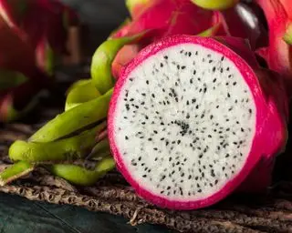 Drachenfrucht halbieren, um die Samen zu sehen