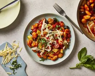 plato de ñoquis de tomate con albahaca