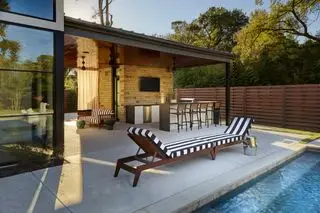 Ideen für Terrassenmöbel in einem modernen Garten mit Swimmingpool, ausgestattet mit einer doppelten, einfarbig gestreiften Sonnenliege.