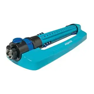 Sprinkler AquaJoe na bielom pozadí
