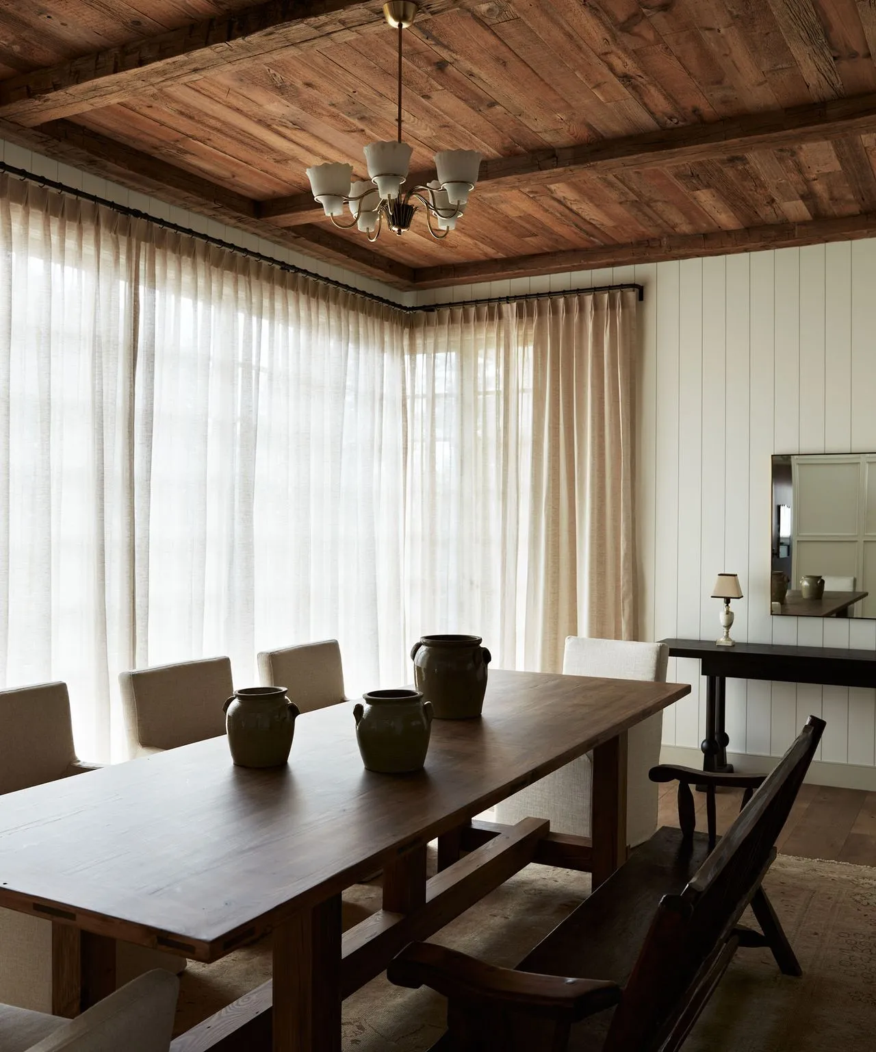 stół jadalny obok jasnych zasłon' loading='lazy' title=