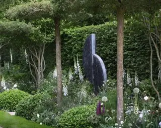escultura en un diseño de jardín