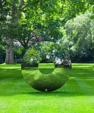 escultura de jardín reflectante de metal