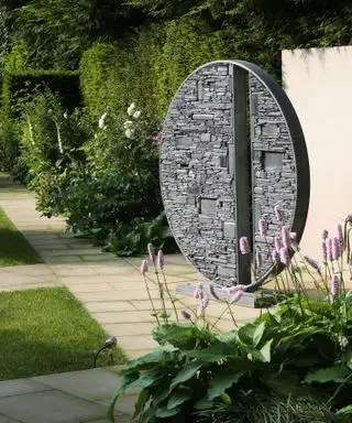 escultura de jardín conectada de Tom Stogdon