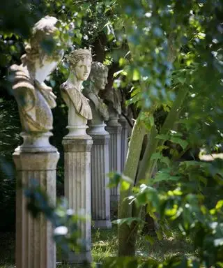 bustos de piedra tradicionales sobre pedestales como ideas de elementos de jardín
