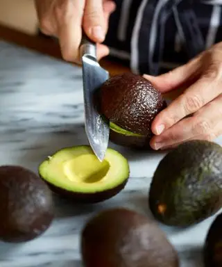 Mejores-chefs-cuchillo-aguacate