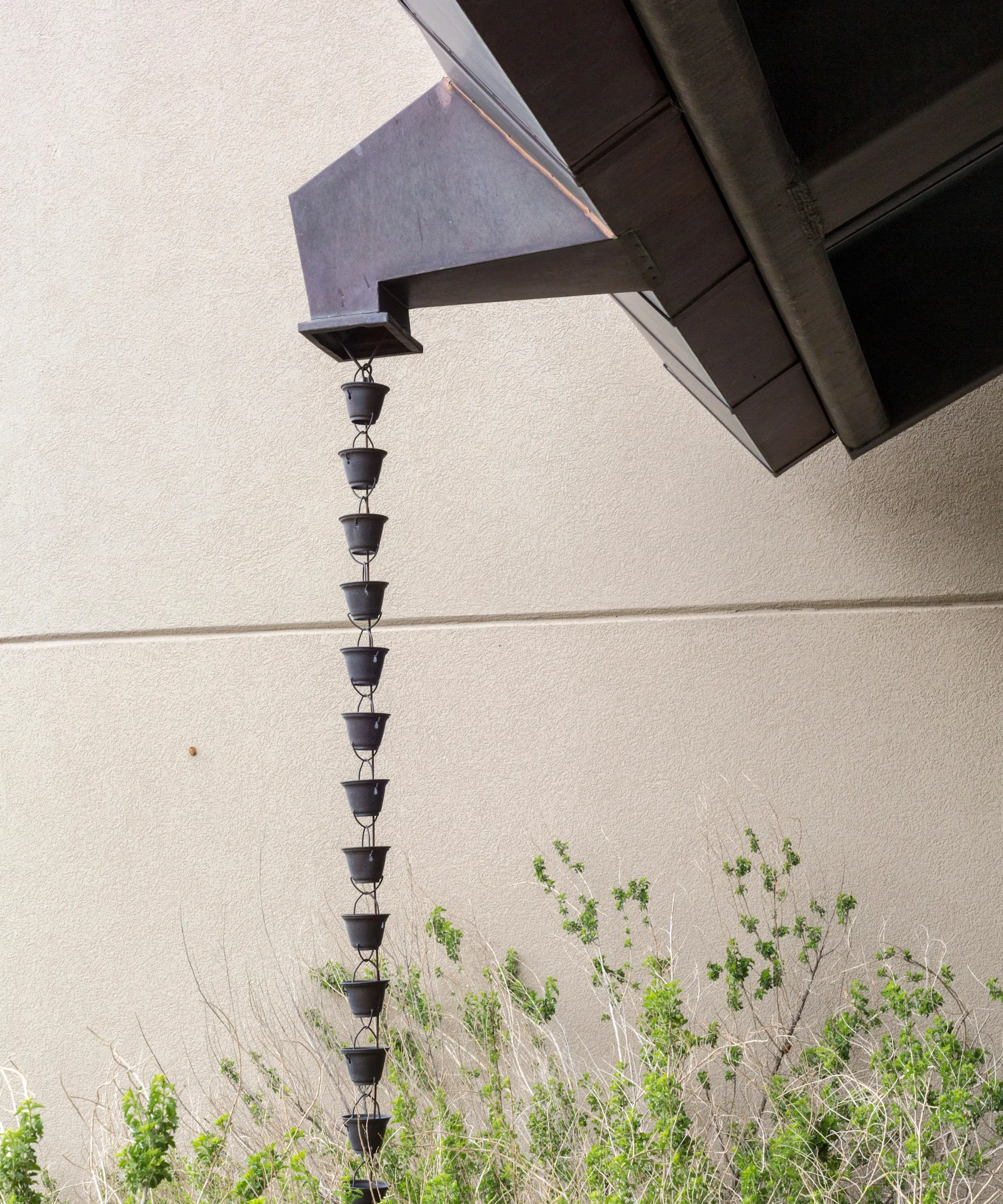Coppa decorativa Catena di pioggia sospesa da Down Pipe sull'edificio' loading='lazy' title=