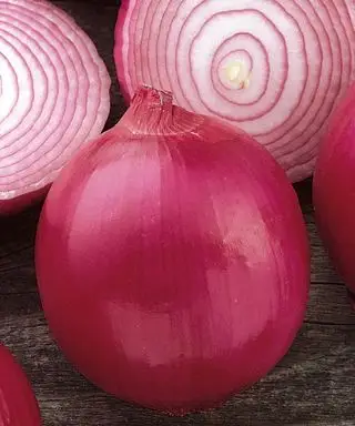 Červená kreolská cibule celá a nakrájená na plátky