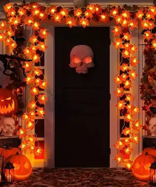 Guirlanda iluminada de folhas de bordo de Halloween