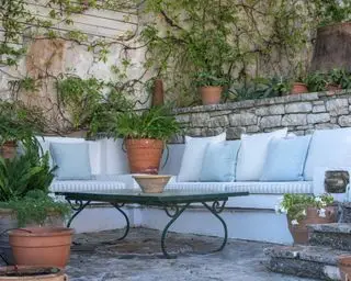 En hage sittegruppe på et hus i Corfu by Yellow London