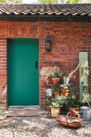 Gartenschuppen mit Tür in Little Greene Goblin bemalt