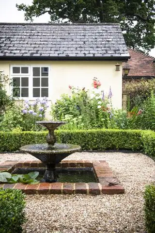 Brunnen im Garten im Landhausstil