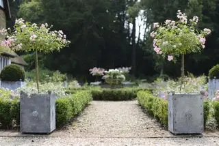 Fioriere su entrambi i lati della passerella di ghiaia