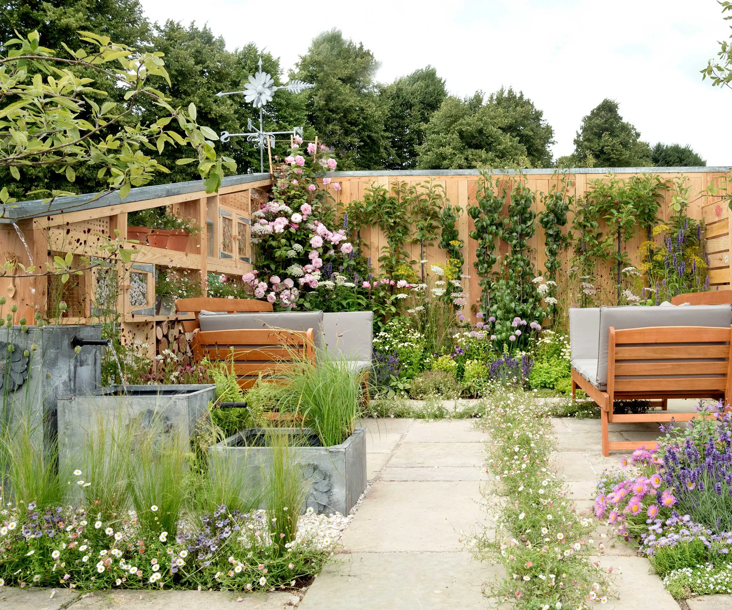 asfaltert gårdsplass med blomster' loading='lazy' title=