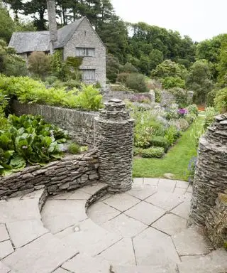 naturlige, lokale harde landskapsmaterialer brukt i kunst- og håndverkshagen til Coleton Fishacre National Trust