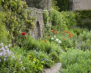 planting i den lange grensen ved National Trust Snowshill Manor kunst- og håndverkhage
