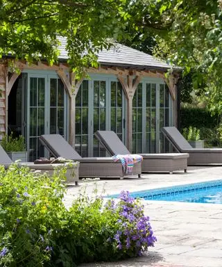 Poolhusideer med havestue i middelhavsstil