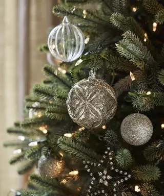 Detailaufnahme von Ornamenten an einem Weihnachtsbaum