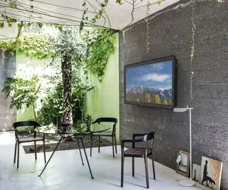 TV all'aperto sulla parete della moderna sala da pranzo all'aperto
