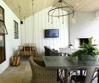 TV esterna sulla parete della sala da pranzo all'aperto