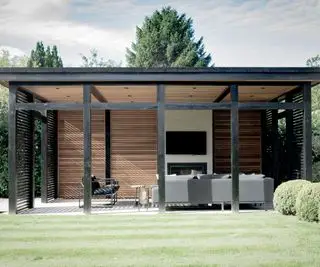 Pergola autoportante con spazio abitativo esterno sottostante e TV esterna a parete