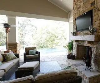 Idee per la TV da esterno: 10 modi per includere uno schermo nel tuo giardino