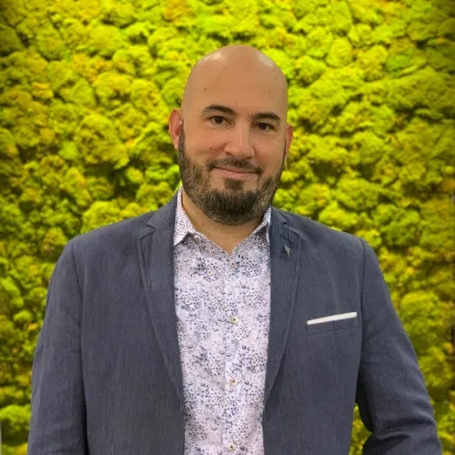 ジム・フセトラ社長の顔写真' loading='lazy' title=