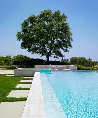 uma piscina contemporânea com spa ao ar livre e pátio