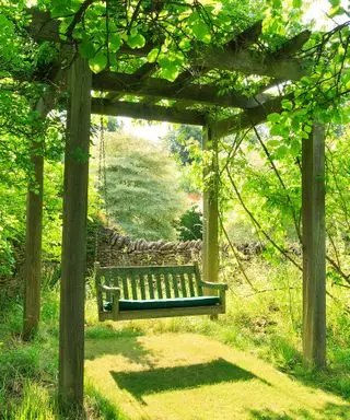 nápad pergoly s houpačkou v designu Ali Paterson Garden Design