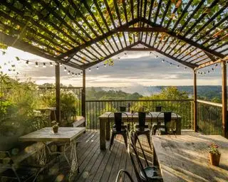 dřevěná pergola nad balkonem s výhledem do krajiny