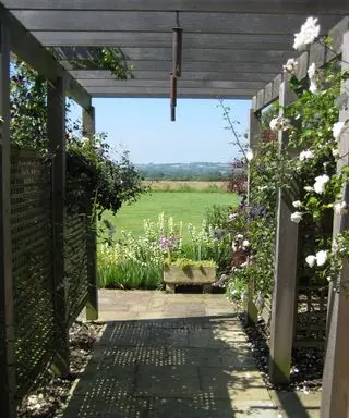 dřevěná pergola rámující výhled do okolní krajiny