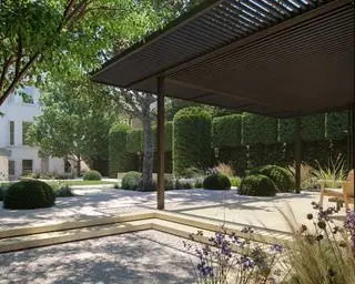 velká kovová pergola navržená v zahradě londýnského městského domu od Matta Keightleyho a Rosebank Landscaping