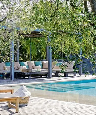 pergola s posezením u bazénu