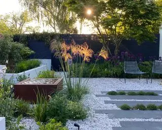 kleiner Garten mit Bepflanzung und Wasserspiel