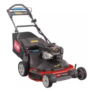 Un cortacésped Toro de 30 pulgadas TimeMaster de 223 cc a gasolina con cortacésped de ritmo personal autopropulsado